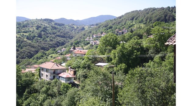 Село Стърница е в подножието на върховете Преспа и Свобода.