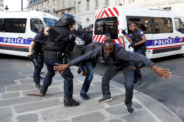 Няколкостотин незаконни мигранти окупираха днес за кратко Пантеона в Париж СНИМКИ: РОЙТЕРС