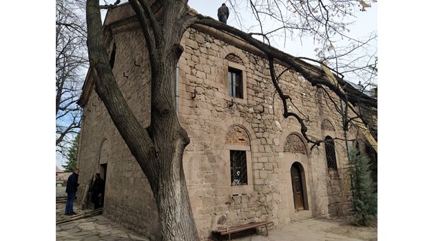 Гешев влезе в историческата църква на Перущица, която в момента се ремонтира.
