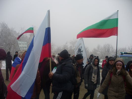 По традиция на връх Шипка на 3 март се веят български и руски знамена, така беше и тази година.