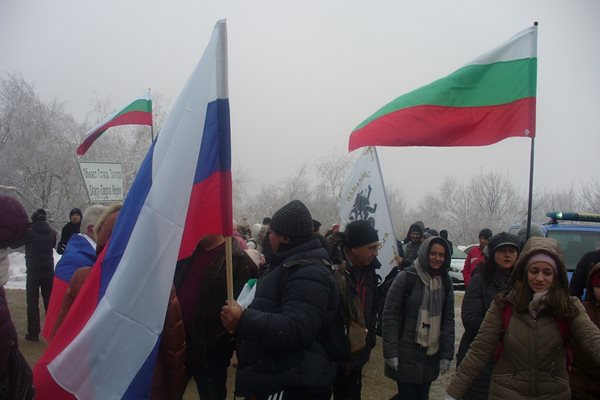 По традиция на връх Шипка на 3 март се веят български и руски знамена, така беше и тази година.