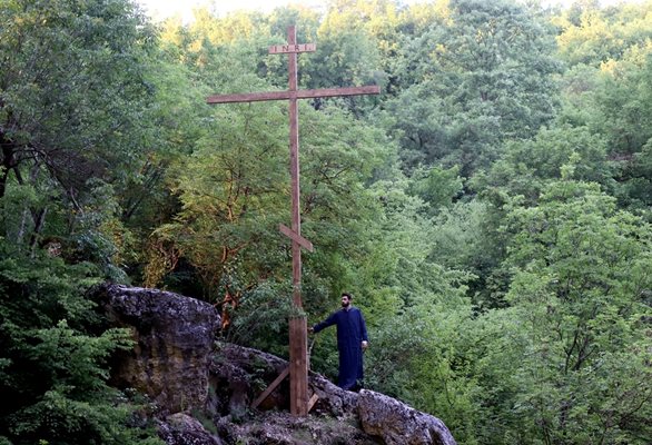 Арх. Мирянов рецитира евангелски текстове високо над сцените.