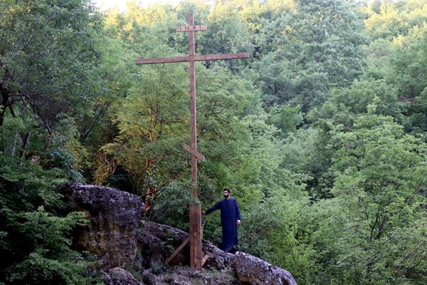 Арх. Мирянов рецитира евангелски текстове високо над сцените.