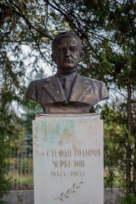 Паметник на героя в двора на болницата във Велико Търново
