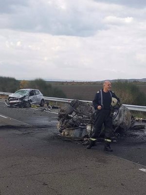 Пожарникари от Камено са гасили запаления автомобил.