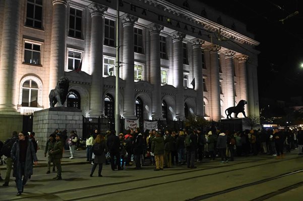 Протесът срещу насилието над жени пред Съдебната палата в София СНИМКА: Йордан Симеонов