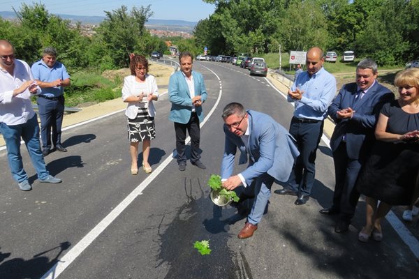 Министър Николай Нанков пожела безаварийно пътуване на шофьорите по обновения път между Горна Оряховица и Велико Търново