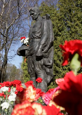 Бронзова статуя на войник от Червената армия бе преместена от центъра на Талин във военно гробище.