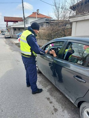 Полицай любезно поднася цветя на жена-шофьор 
Снимка: ОД на МВР