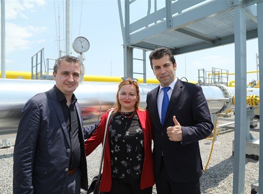 Кирил Петков с Александър Николов и Теодора Георгиева при инспекцията на газовата връзка с Гърция миналата седмица.