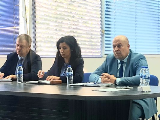Окръжният прокурор на Пловдив Ваня Христева, районният прокурор Чавдар Грошев (вдясно) и шефът на полицията Васил Костадинов по време на срещата с кметовете.
