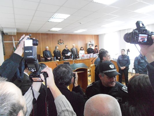 Плътно сред журналистите на последния ред седеше и бившият антимафиот Валентин Цоновски.