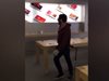Французин изпотроши магазин на Apple (видео)