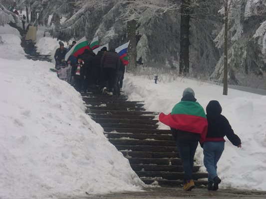 Въпреки снега, 890-не стъпала към Паметника на свободата на връх Шипка бяха добре почистени благодарение на труда да работниците по чистотата от община Казанлък.