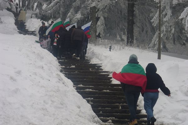 Въпреки снега, 890-не стъпала към Паметника на свободата на връх Шипка бяха добре почистени благодарение на труда да работниците по чистотата от община Казанлък.