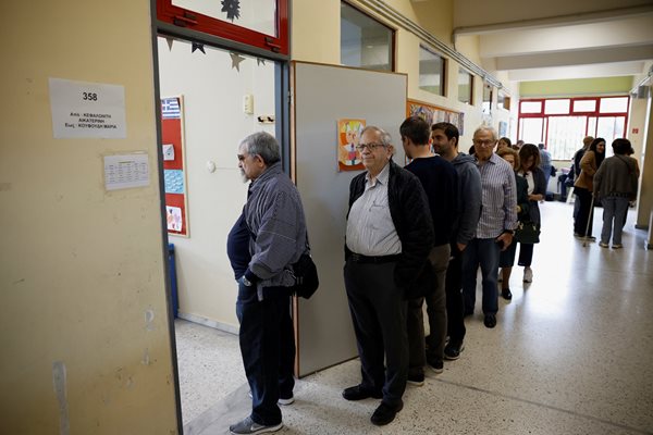 Гърци се редят на опашка в Атина, за да гласуват. 
СНИМКИ: РОЙТЕРС