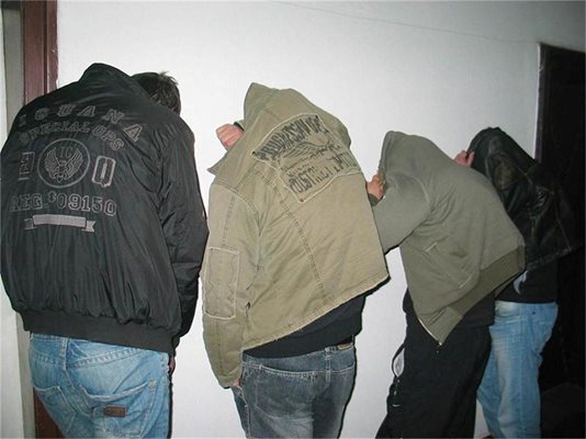 През януари 2007 г. в ареста в Перник са задържани девет от съратниците на Райко Кръвта. Тогава край Бай Васо остават Алф и Чироза, а Кръстето и Врачанеца успяват да избягат.