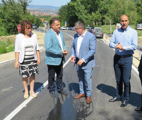Министър Николай Нанков разговаря с кмета на Велико Търново Даниел Панов след откриването на ремонтирания път