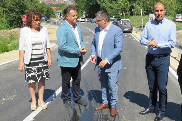Министър Николай Нанков разговаря с кмета на Велико Търново Даниел Панов след откриването на ремонтирания път