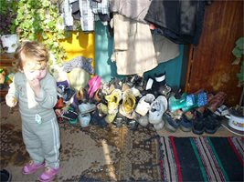 Малката Александра пред многобройните чифтове обувки
СНИМКИ: АВТОРЪТ