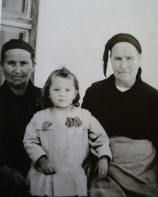 Малката Мария-Роза с двете си баби - вляво е майката на Мара - Васка от Македония, вдясно - баба Каля, майката на Марко, от село Асеновец, Новозагорско. ,
