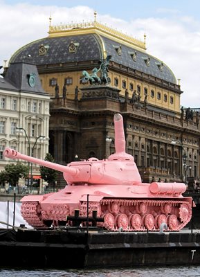 През 2011 г. Розовият танк временно се завърна в Прага за историческа годишнина.

