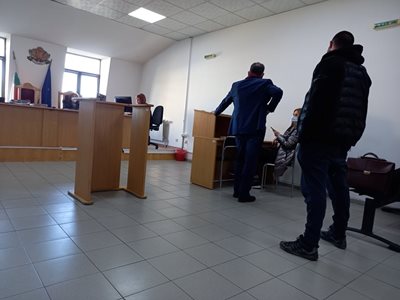 Костадин Николов се яви сам в съдебната зала, съучастникът му в трафика на мигранти изчезна. 