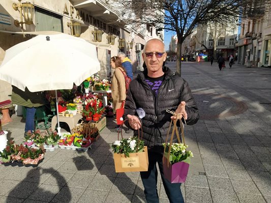 Шефът на "Личен състав" в община Пловдив Ванко Иванов грабна две саксии за секретарят Ангелина Топчиева и за финансистката Виктория Чавдарова.