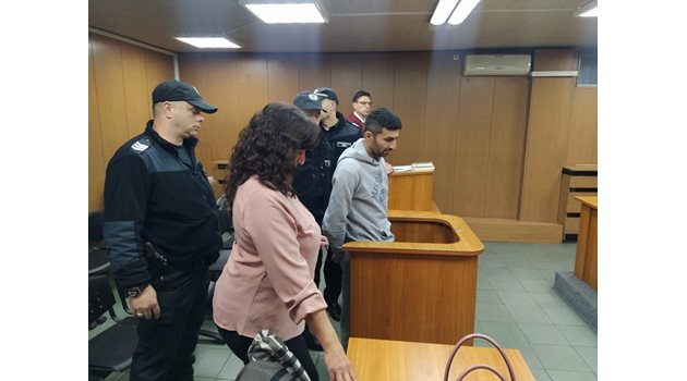 Александър Пашов в съдебната зала с адвокатката си Анастасия Будакова
СНИМКА: РАДКО ПАУНОВ
