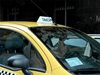 Такси се обърна по таван до Кооперативния пазар във Велико Търново
