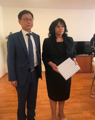 Теменужка Петкова и Сие Дзядзие СНИМКА: Министерство на енергетиката