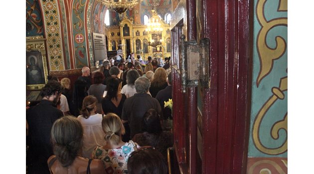 Стотици влязоха в столичния храм "Св. Седмочисленици", за да си кажат последно сбогом с Ивайло Крайчовски.