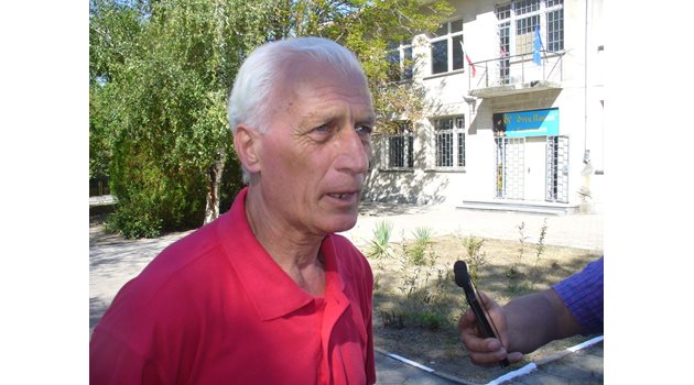 Директорът на училището в село Калояновец  Христо Белчев е известен футболист на "Берое" от миналото.