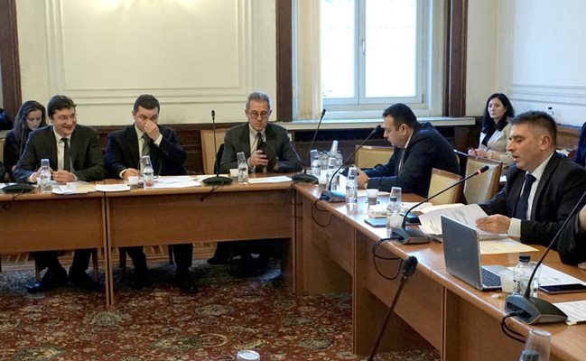 Зам.-шефът на депутатите от БСП Крум Зарков (крайният вляво) е решен да промени текстовете в НК и НПК, които дават автоматично съкратено производство за всички престъпления. Тежките да отпаднат, настоява левицата.