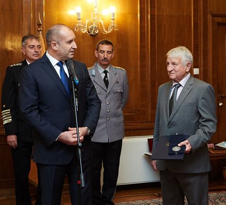 В петък президентът Румен Радев и шефът на ВВС ген. Димитър Петров (в дясно зад него) бяха заедно на тържествено честване на празника на авиацията и българските военновъздушни сили. А от ляво на президента е адмирал Емил Ефтимов.

СНИМКА:ПРЕССЕКРЕТАРИАТ НА ПРЕЗИДЕНТА