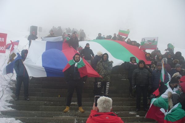 От Добрич разпънаха на Шипка българско и руско знаме с размери 7 на 3 метра.