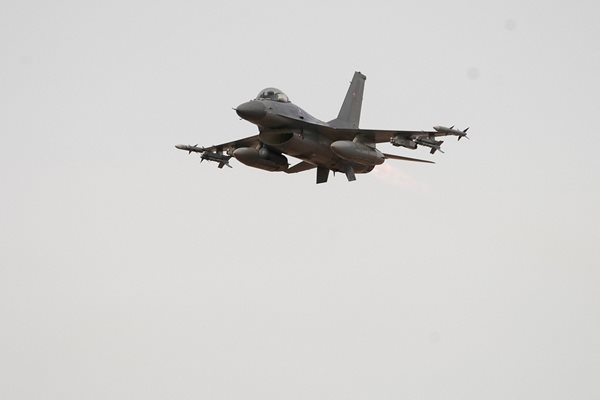 Първите самолети F-16, които Румъния купи от Норвегия, кацнаха в Борча