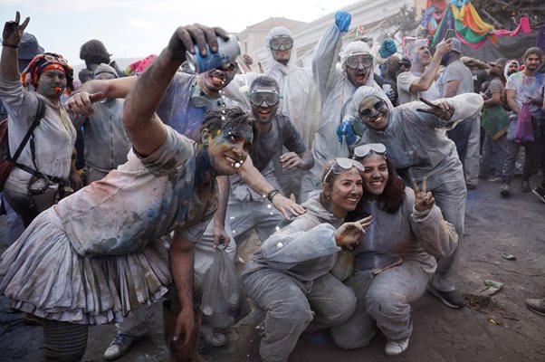 Традиционният карнавал в Галаксиди посрещна хиляди туристи с битки с брашно
