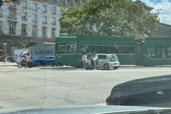 Кола се блъсна в трамвай в София Снимка: Фейсбук/ Катастрофи в София