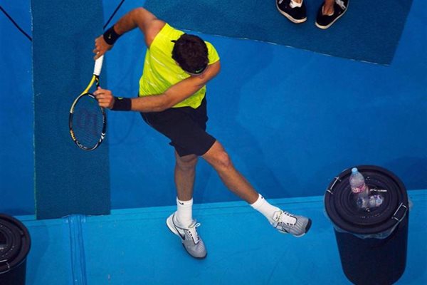Хуан Мартин дел Потро рита кошче за боклук след опит да стигне топка в мача с Марин Чилич (Хърв) в осминафинал откритото на Австралия. Аржентинецът, шампион от US Open, който играе с контузия на ръката, отпадна в 5 сета.
СНИМКА: РОЙТЕРС