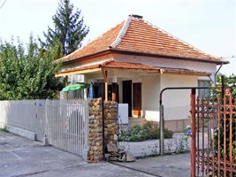 Къщата на бившия шеф на пътните полицаи в Бяла Слатина Архангел Маринов на ул. "Сладница".
СНИМКА: АВТОРЪТ