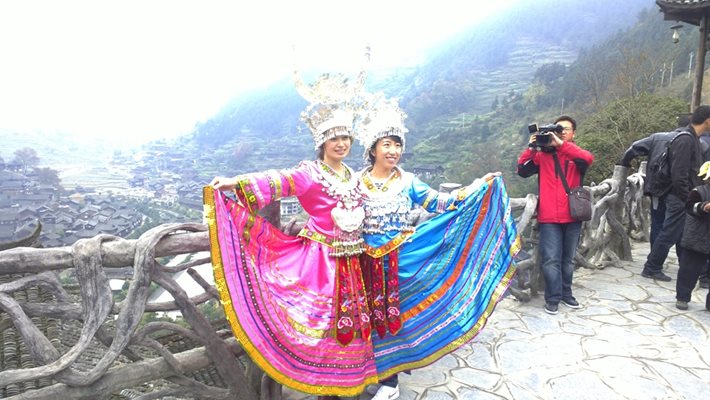 Представители на китайско малцинство в традиционните им носии - снимката е от 2012 г.