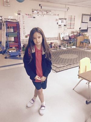 Виви на първия й учебен ден в Американското Училище в Джеда, Саудитска Арабия през 2015 г.