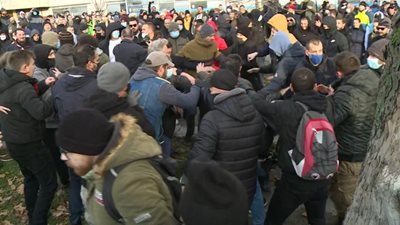 Здрав бой на протеста в Нови сад, Сърбия.