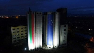 Осветлението на най-големите знамена в България угасва