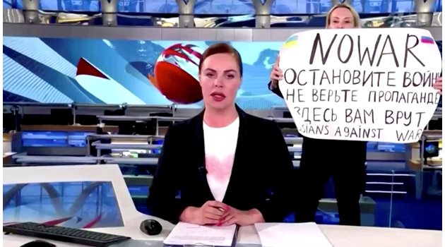 Марина Овсянникова се появи изненадващо по време на централната емисия “Новини” на руския “Първи канал” СНИМКА: Архив
