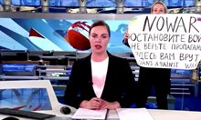 Арестуваха руската журналистка, която се появи на живо по телевизията с плакат против войната