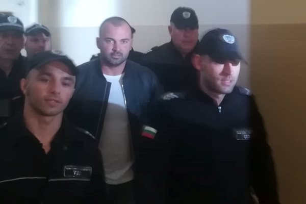 Полицаи водят Димитър Любенов към съдебната зала. Снимки Авторът