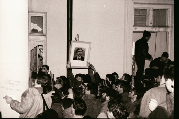 Протестиращи нахлуват в сградата на парламента на 10 януари 1997 г.