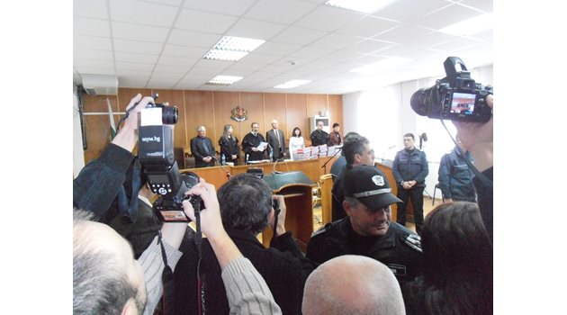 Плътно сред журналистите на последния ред седеше и бившият антимафиот Валентин Цоновски.